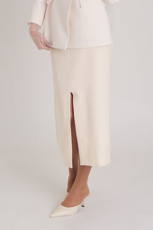 LOOK 06 — The ivory structure set