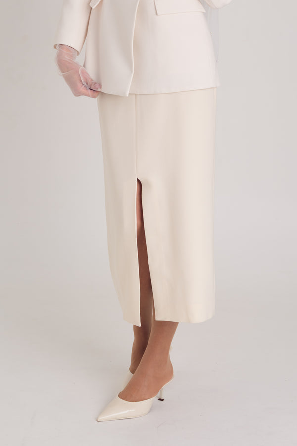 LOOK 06 — The ivory structure set