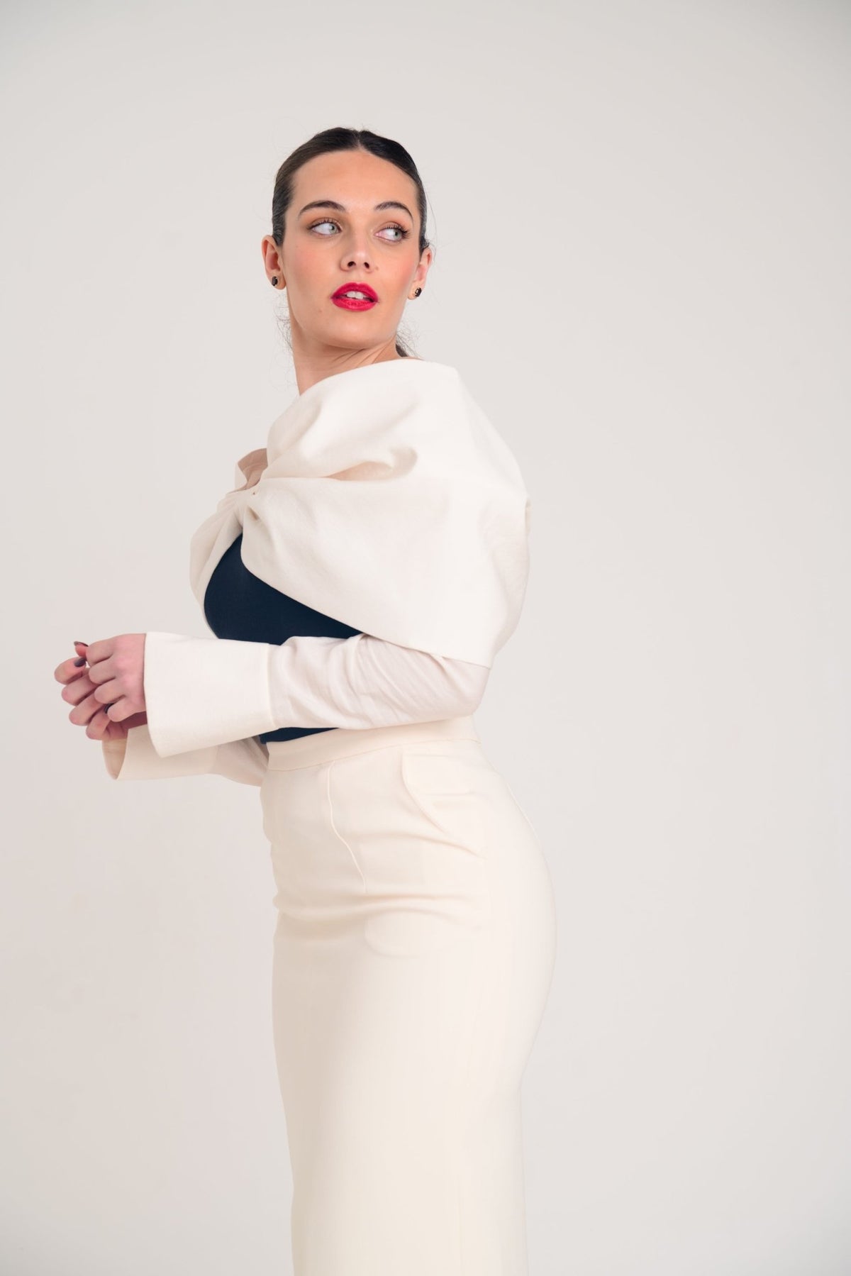 BLUSA 04 – Blusa off-the-shoulder con lazo - RINNACE RINNACE BLU04-IV-SBLUSA 04 – Blusa off-the-shoulder con lazo