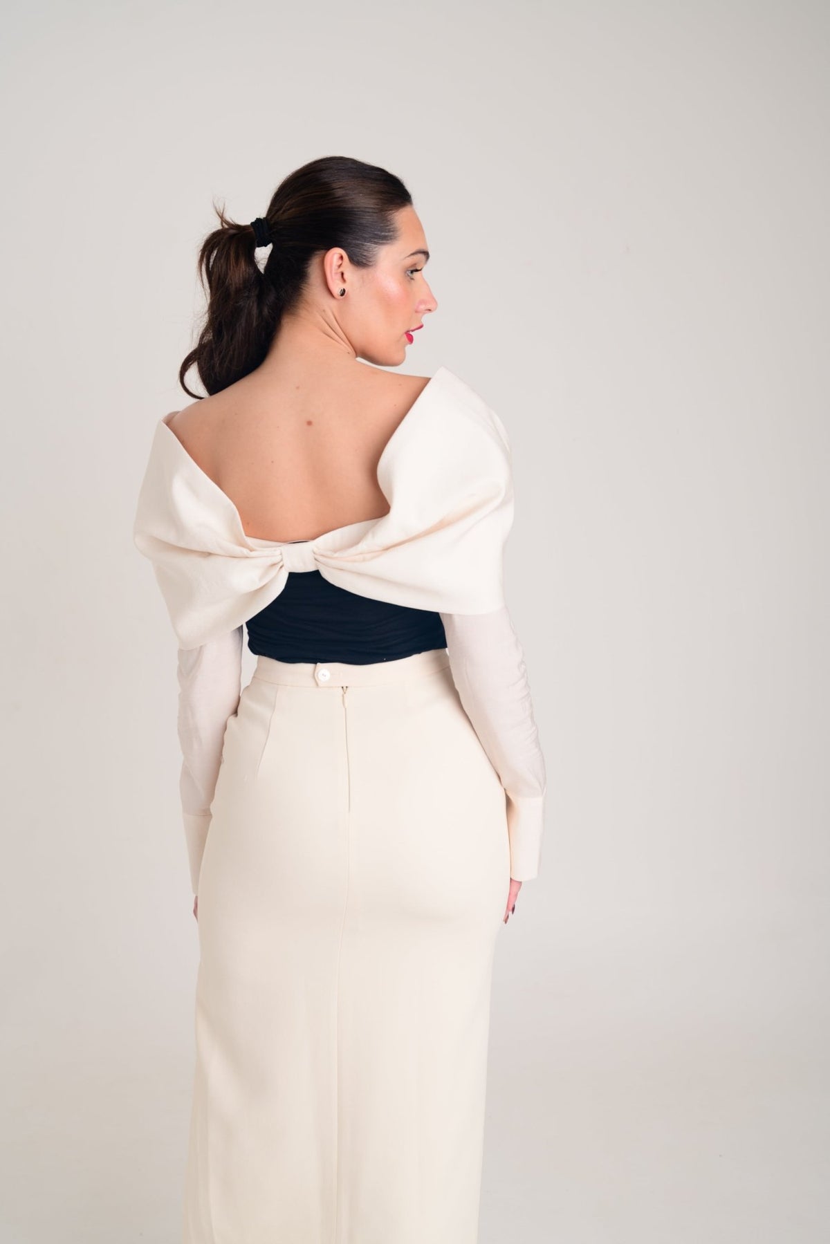 BLUSA 04 – Blusa off-the-shoulder con lazo - RINNACE RINNACE BLU04-IV-SBLUSA 04 – Blusa off-the-shoulder con lazo